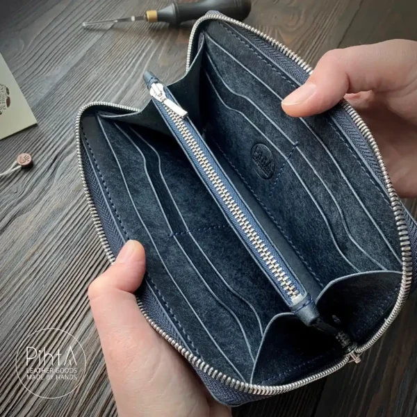 Кошелек на молнии из кожи синий
