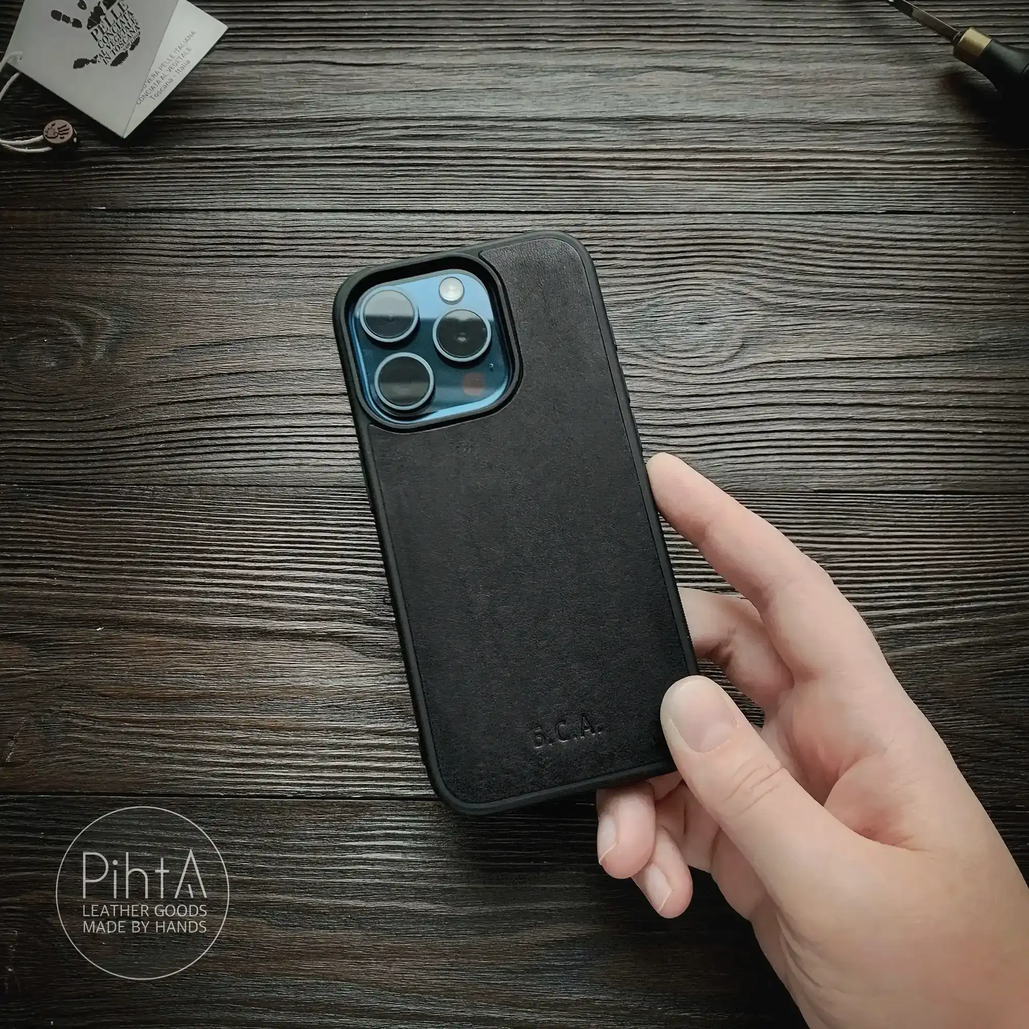 Черный кожаный чехол на iPhone