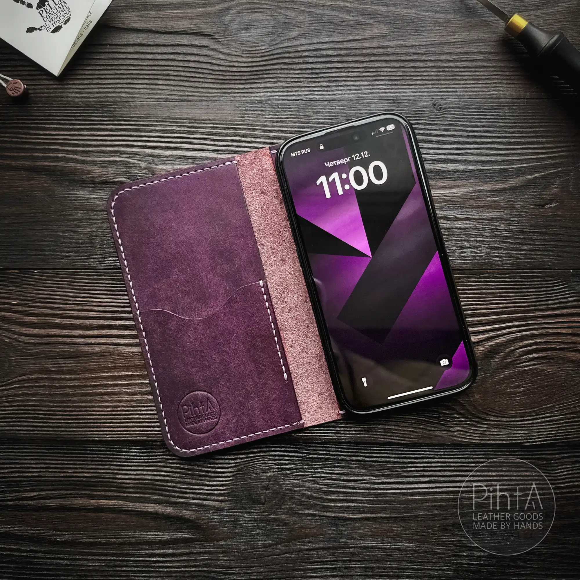 Женский чехол-книжка на iPhone кожаный фиолетовый