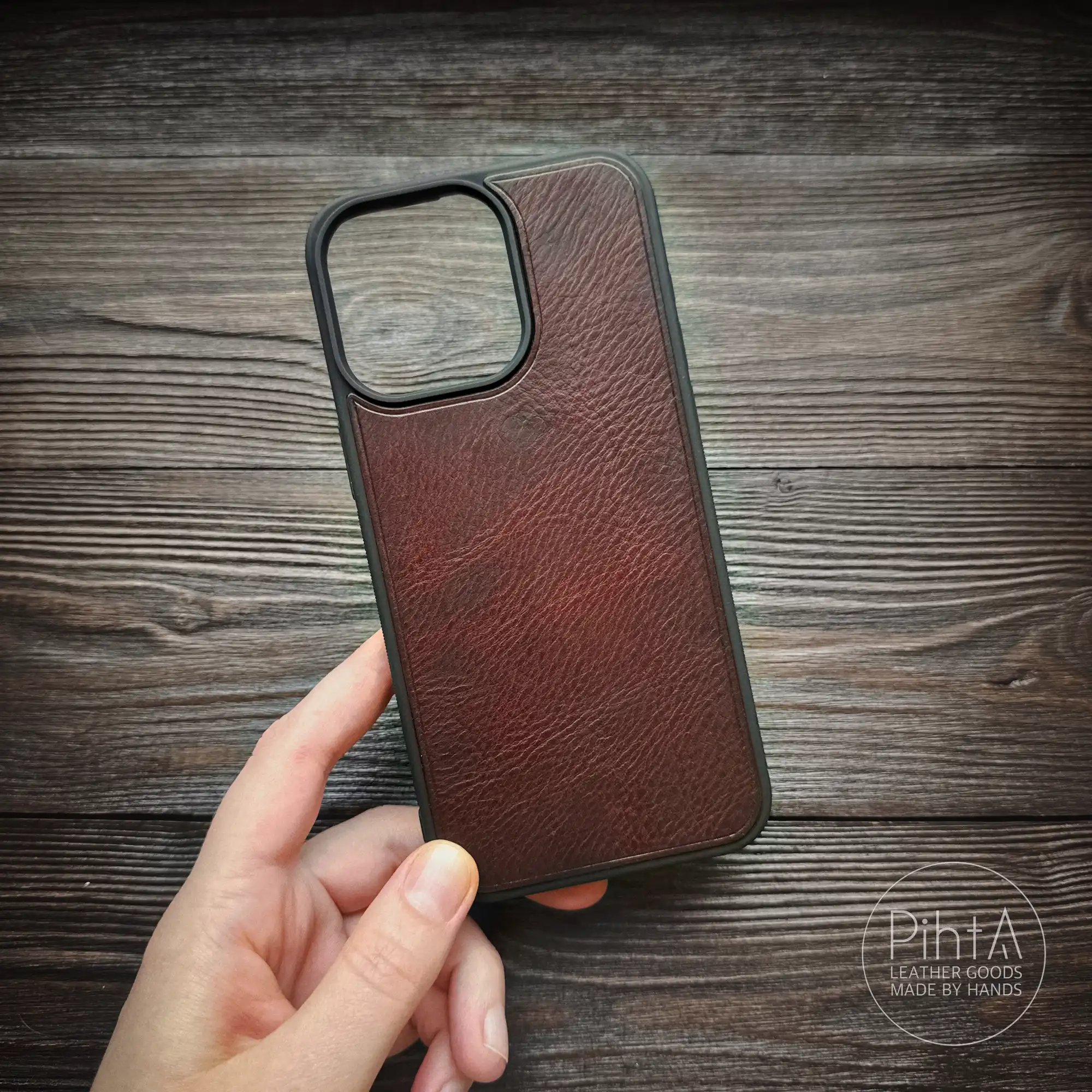 kozhanyi chekhol dlia iphone pihta leather